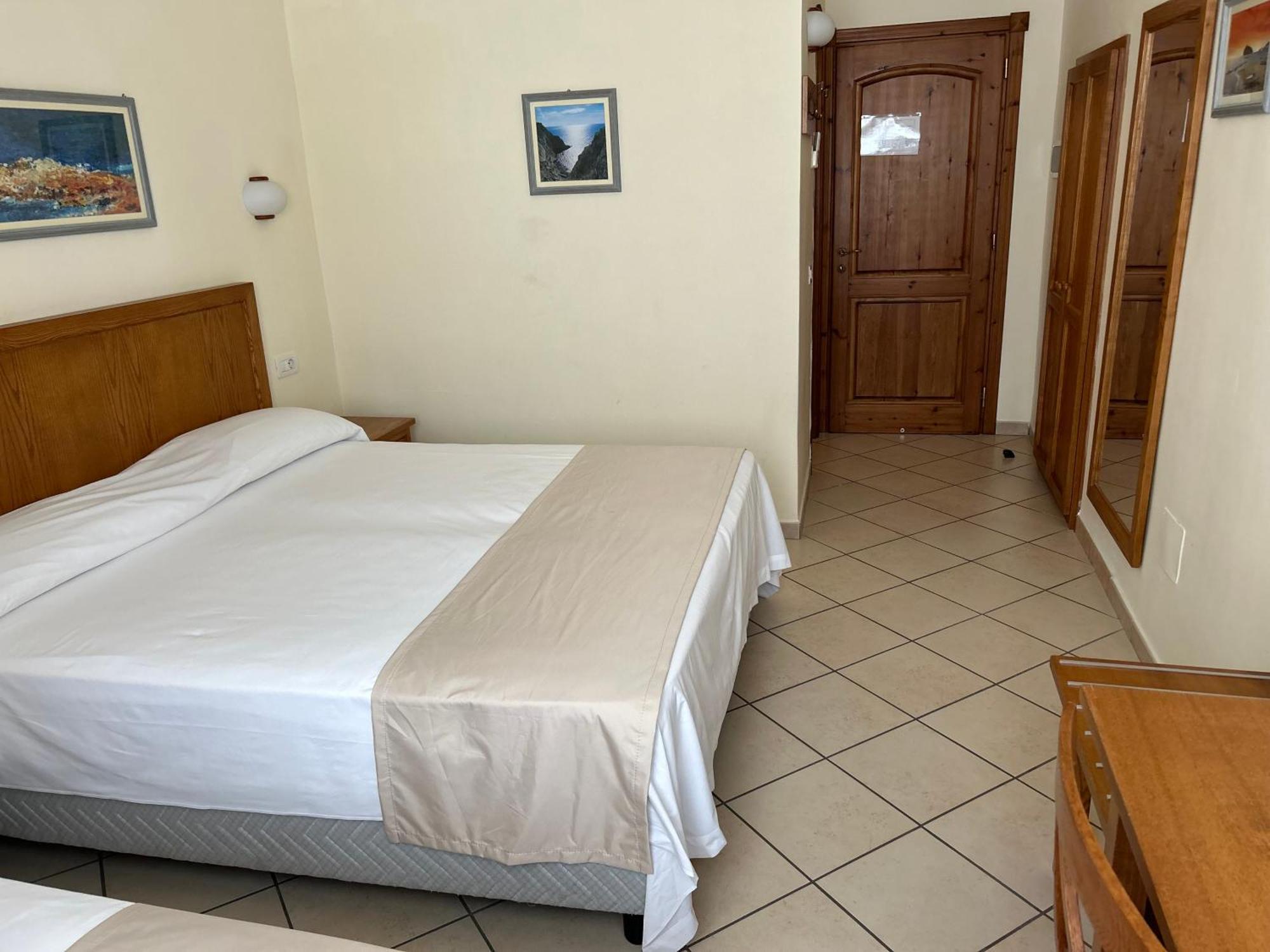 Hotel Da Raffaele Ischia Oda fotoğraf